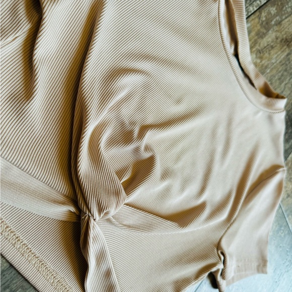 SHEIN NWOT Tan Fitted Cropped Front Knot Top Size Small - Picture 4 of 5